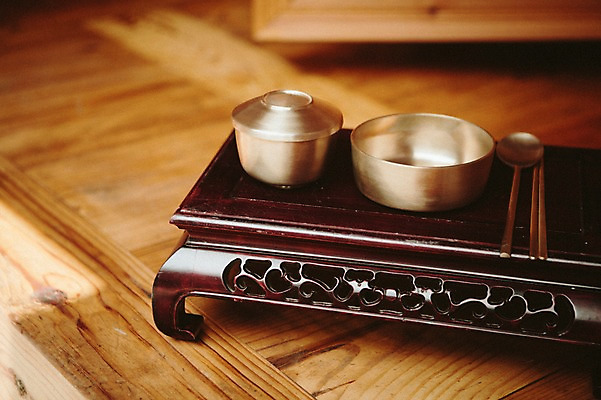 포토 JPG 주간 전통 한옥 전통소품 사람없음 야외 마루 놋그릇 교자상 국내포토 자연요소 한국전통 그릇 고건축 탁자 바닥 오브젝트 파일형식