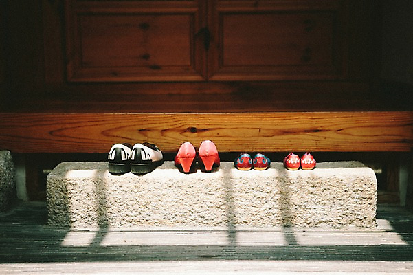 포토 JPG 주간 전통 한옥 전통소품 사람없음 야외 꽃신 디딤돌 전통신발 국내포토 자연요소 한국전통 신발 고건축 돌_바위 오브젝트 파일형식