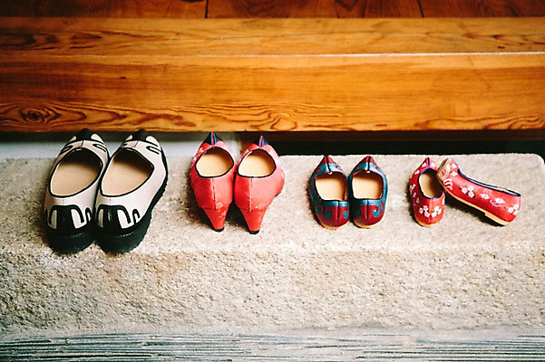 포토 JPG 주간 전통 한옥 전통소품 사람없음 야외 꽃신 디딤돌 전통신발 국내포토 자연요소 한국전통 신발 고건축 돌_바위 오브젝트 파일형식