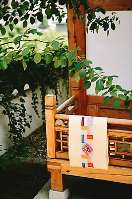 포토 자연요소 한국전통 전통 고건축 잎 보자기_천 풀_식물 오브젝트 파일형식 주간 야외 조각보 풀잎 한옥 사람없음 JPG 전통소품 국내포토