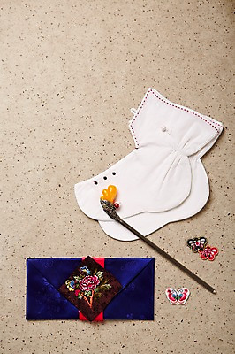 포토 JPG 스튜디오촬영 전통 전통소품 사람없음 오브젝트 비녀 버선 선물봉투 나비장식 국내포토 봉투 양말 실내 장식 파일형식 헤어액세사리