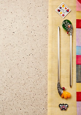 포토 JPG 스튜디오촬영 전통 전통소품 사람없음 오브젝트 비녀 조각보 나비장식 국내포토 실내 장식 보자기_천 파일형식 헤어액세사리