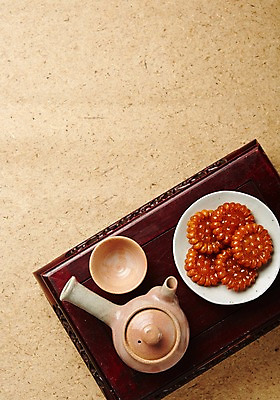 포토 JPG 스튜디오촬영 전통 전통소품 사람없음 찻잔 찻주전자 오브젝트 약과 교자상 전통다과 국내포토 탁자 주전자 잔 실내 전통음식 다과 파일형식