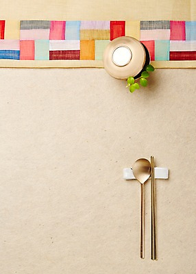 포토 JPG 스튜디오촬영 전통 젓가락 전통소품 사람없음 숟가락 풀잎 한지 오브젝트 조각보 한지배경 놋그릇 국내포토 그릇 종이 백그라운드 잎 수저 실내 보자기_천 풀_식물 파일형식