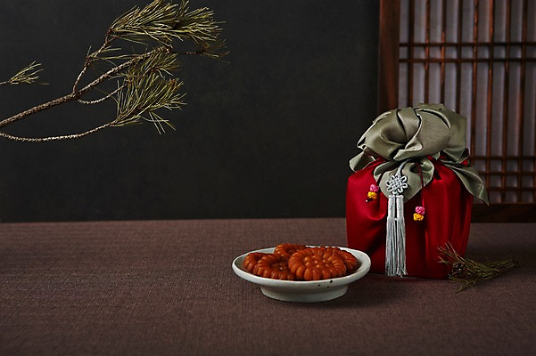 포토 JPG 스튜디오촬영 전통 전통소품 선물 사람없음 보자기 오브젝트 솔잎 약과 전통다과 전통문살 국내포토 잎 실내 전통음식 문살 다과 파일형식 천_직물