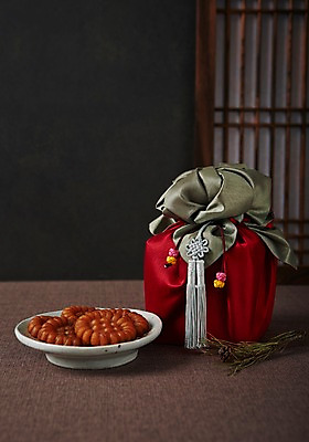 포토 JPG 스튜디오촬영 전통 전통소품 선물 사람없음 보자기 오브젝트 솔잎 약과 전통다과 전통문살 국내포토 잎 실내 전통음식 문살 다과 파일형식 천_직물