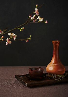 포토 JPG 스튜디오촬영 전통 술잔 전통소품 사람없음 오브젝트 솔잎 전통주 솔잎장식 국내포토 잎 잔 주류 실내 장식 파일형식