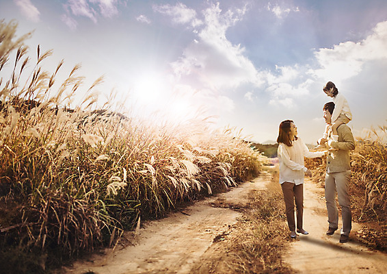 주간 PSD 편집 편집이미지 여자 남자 어린이 가족 갈대 성인 야외 세명 가을 목말 이미지편집 자연요소 식물 계절 관계 모션 사람 파일형식