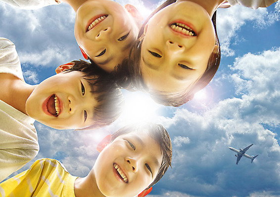 PSD 구름 편집 편집이미지 여자 남자 어린이 로우앵글 하늘 비행기 웃음 여러명 이미지편집 자연요소 뷰포인트 다수 항공교통 대중교통 표정 사람 파일형식