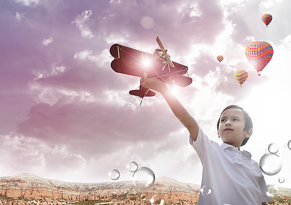 PSD 서양인 구름 편집 편집이미지 남자 어린이 비행기 한명 장난감 물방울 열기구 이미지편집 자연요소 외국인 1 항공교통 대중교통 사람 파일형식