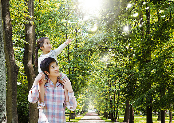 PSD 편집 편집이미지 여자 남자 어린이 가족 자연 성인 두명 물방울 목말 숲 이미지편집 관계 모션 사람 생태계 파일형식
