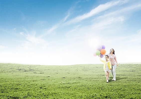 PSD 구름 편집 편집이미지 여자 어린이 자연 하늘 잔디 성인 두명 한국인 풍선 이미지편집 자연요소 식물 사람 동양인 생태계 파일형식