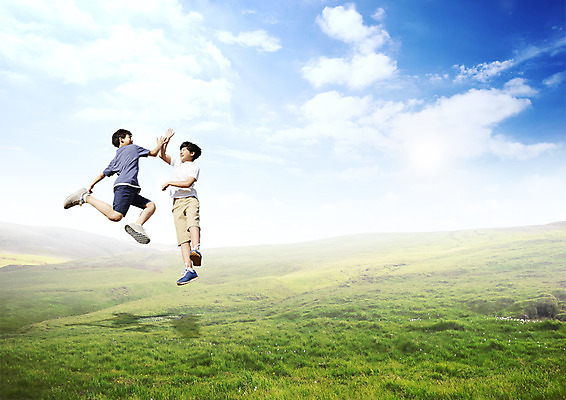 PSD 구름 편집 편집이미지 남자 어린이 자연 하늘 잔디 두명 점프 한국인 이미지편집 자연요소 식물 모션 사람 동양인 생태계 파일형식