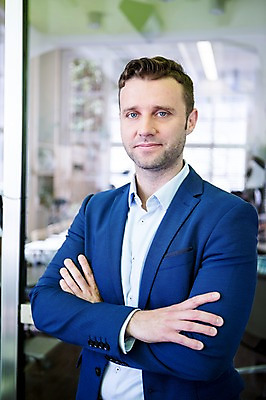 포토 JPG 서양인 남자 비즈니스 실내 한명 정장 상반신 20대 성인 비즈니스라이프 팔짱 직장인 비즈니스맨 국내포토 외국인 직업 1 라이프스타일 옷 모션 사람 청년 내부 파일형식