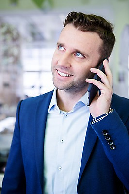 포토 JPG 서양인 남자 비즈니스 실내 한명 웃음 정장 상반신 20대 성인 비즈니스라이프 스마트폰 직장인 비즈니스맨 통화 국내포토 외국인 직업 1 라이프스타일 옷 모션 표정 사람 청년 내부 핸드폰 스마트기기 파일형식