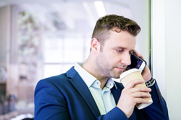 포토 JPG 서양인 남자 커피 비즈니스 실내 한명 정장 상반신 20대 성인 옆모습 비즈니스라이프 스마트폰 직장인 비즈니스맨 통화 국내포토 외국인 직업 1 라이프스타일 옷 음료 뷰포인트 모션 사람 청년 내부 핸드폰 스마트기기 파일형식