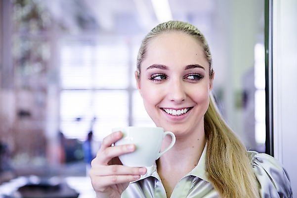 포토 JPG 서양인 여자 커피 비즈니스 티타임 실내 한명 웃음 들기 상반신 20대 성인 아웃포커스 비즈니스라이프 직장인 비즈니스우먼 커피잔 국내포토 외국인 직업 1 라이프스타일 음료 모션 휴식 잔 촬영기법 표정 사람 청년 내부 파일형식
