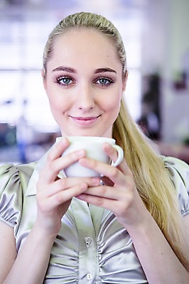 포토 JPG 서양인 여자 커피 비즈니스 티타임 실내 한명 들기 상반신 20대 성인 아웃포커스 비즈니스라이프 직장인 비즈니스우먼 커피잔 국내포토 외국인 직업 1 라이프스타일 음료 모션 휴식 잔 촬영기법 사람 청년 내부 파일형식