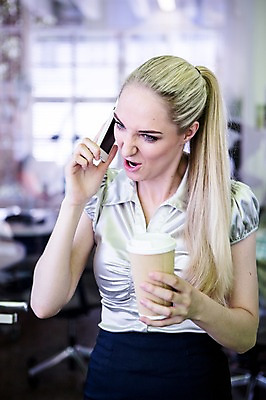 포토 JPG 서양인 여자 커피 비즈니스 실내 한명 상반신 20대 성인 아웃포커스 비즈니스라이프 스마트폰 업무 직장인 비즈니스우먼 통화 국내포토 외국인 직업 1 라이프스타일 음료 모션 촬영기법 사람 청년 내부 핸드폰 스마트기기 작업 파일형식