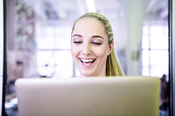 포토 JPG 서양인 여자 비즈니스 실내 한명 웃음 상반신 20대 성인 아웃포커스 비즈니스라이프 노트북 직장인 비즈니스우먼 국내포토 외국인 직업 1 라이프스타일 촬영기법 표정 사람 청년 내부 전자제품 파일형식