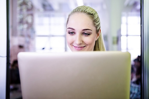 포토 JPG 서양인 여자 비즈니스 실내 한명 웃음 상반신 20대 성인 아웃포커스 비즈니스라이프 노트북 직장인 비즈니스우먼 국내포토 외국인 직업 1 라이프스타일 촬영기법 표정 사람 청년 내부 전자제품 파일형식