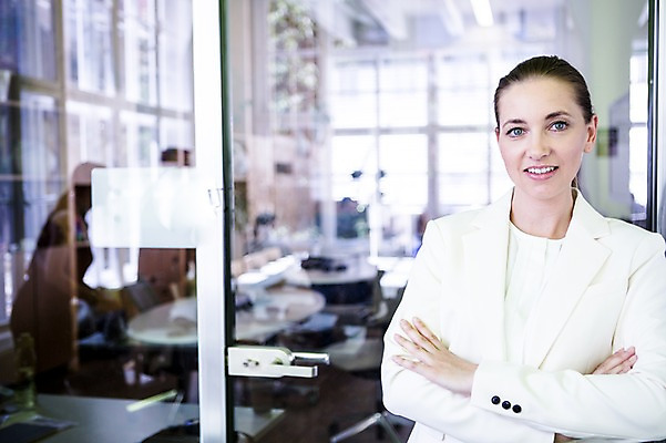 포토 JPG 서양인 여자 비즈니스 창문 실내 한명 웃음 상반신 20대 성인 아웃포커스 비즈니스라이프 팔짱 직장인 비즈니스우먼 국내포토 외국인 직업 1 라이프스타일 모션 촬영기법 표정 사람 청년 내부 파일형식