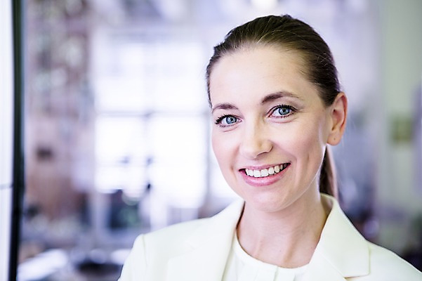 포토 JPG 서양인 여자 비즈니스 실내 한명 웃음 상반신 20대 성인 아웃포커스 비즈니스라이프 직장인 비즈니스우먼 국내포토 외국인 직업 1 라이프스타일 촬영기법 표정 사람 청년 내부 파일형식