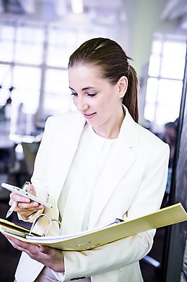 포토 JPG 서양인 여자 비즈니스 실내 한명 상반신 20대 성인 아웃포커스 비즈니스라이프 스마트폰 펜 직장인 비즈니스우먼 국내포토 외국인 직업 1 라이프스타일 촬영기법 사람 청년 내부 핸드폰 스마트기기 필기구 파일형식