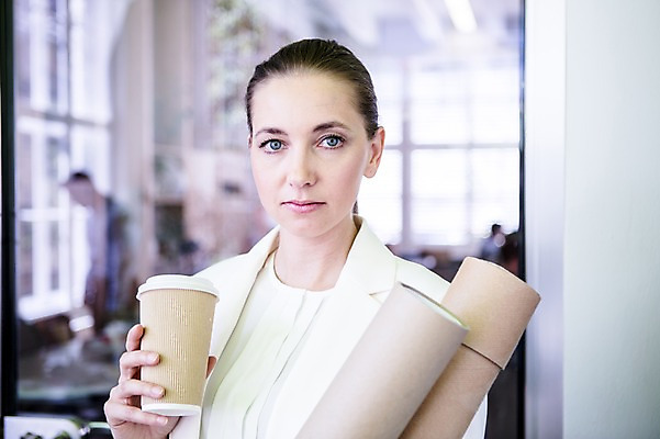 포토 JPG 서양인 여자 커피 비즈니스 실내 한명 상반신 20대 성인 아웃포커스 비즈니스라이프 직장인 비즈니스우먼 국내포토 외국인 직업 1 라이프스타일 음료 촬영기법 사람 청년 내부 파일형식