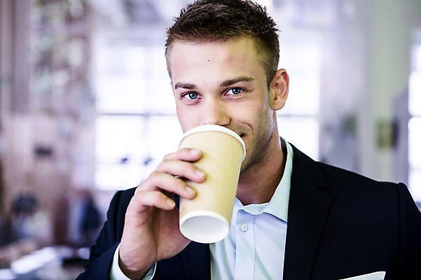 포토 JPG 서양인 남자 커피 비즈니스 티타임 실내 한명 정장 상반신 20대 성인 아웃포커스 비즈니스라이프 마시기 직장인 비즈니스맨 국내포토 외국인 직업 1 라이프스타일 옷 음료 모션 휴식 촬영기법 사람 청년 내부 파일형식