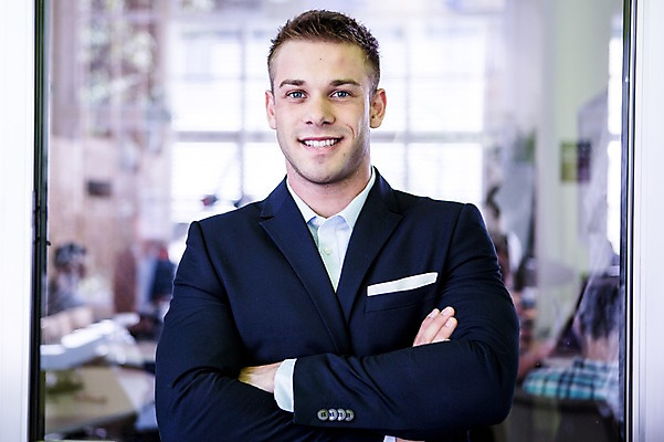 포토 JPG 서양인 남자 비즈니스 실내 한명 웃음 정장 상반신 20대 성인 아웃포커스 비즈니스라이프 팔짱 직장인 비즈니스맨 국내포토 외국인 직업 1 라이프스타일 옷 모션 촬영기법 표정 사람 청년 내부 파일형식