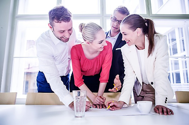 포토 JPG 서양인 여자 남자 커피 비즈니스 탁자 회의 실내 웃음 여러명 상반신 20대 성인 컵 비즈니스라이프 연필 직장인 국내포토 외국인 직업 라이프스타일 식기 음료 가구 다수 학용품 표정 사람 청년 내부 필기구 파일형식