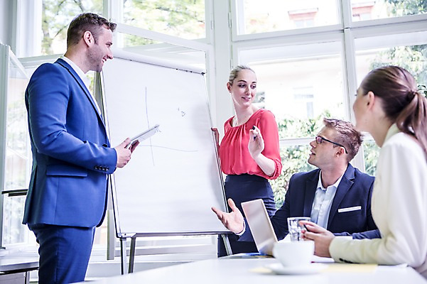 포토 JPG 서양인 여자 남자 커피 비즈니스 탁자 회의 실내 서기 웃음 앉기 여러명 상반신 20대 성인 옆모습 비즈니스라이프 노트북 직장인 프레젠테이션 리더 팀장 국내포토 외국인 직업 라이프스타일 음료 뷰포인트 가구 다수 모션 표정 사람 청년 내부 전자제품 파일형식