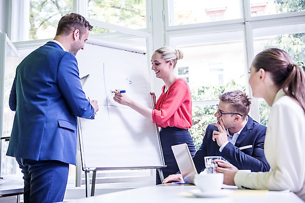 포토 JPG 서양인 여자 남자 커피 비즈니스 탁자 회의 실내 서기 웃음 앉기 여러명 상반신 20대 성인 옆모습 비즈니스라이프 노트북 직장인 프레젠테이션 리더 팀장 국내포토 외국인 직업 라이프스타일 음료 뷰포인트 가구 다수 모션 표정 사람 청년 내부 전자제품 파일형식