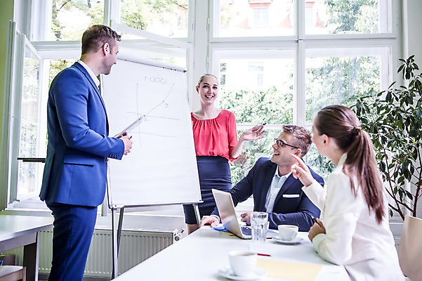 포토 JPG 서양인 여자 남자 커피 비즈니스 탁자 회의 실내 서기 웃음 앉기 여러명 상반신 20대 성인 옆모습 비즈니스라이프 노트북 직장인 프레젠테이션 리더 팀장 국내포토 외국인 직업 라이프스타일 음료 뷰포인트 가구 다수 모션 표정 사람 청년 내부 전자제품 파일형식