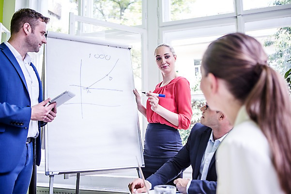 포토 JPG 서양인 여자 남자 비즈니스 탁자 회의 실내 서기 앉기 여러명 상반신 20대 성인 옆모습 비즈니스라이프 태블릿 직장인 프레젠테이션 리더 팀장 국내포토 외국인 직업 라이프스타일 뷰포인트 가구 다수 모션 사람 청년 내부 전자제품 스마트기기 파일형식