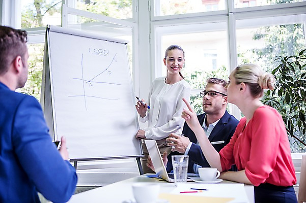 포토 JPG 서양인 여자 남자 커피 비즈니스 탁자 회의 실내 서기 웃음 앉기 여러명 상반신 20대 성인 옆모습 비즈니스라이프 노트북 직장인 프레젠테이션 국내포토 외국인 직업 라이프스타일 음료 뷰포인트 가구 다수 모션 표정 사람 청년 내부 전자제품 파일형식