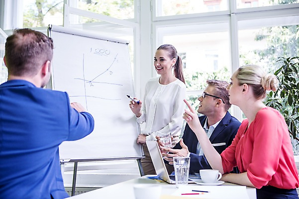포토 JPG 서양인 여자 남자 커피 비즈니스 탁자 회의 실내 서기 웃음 앉기 여러명 상반신 20대 성인 옆모습 비즈니스라이프 노트북 직장인 프레젠테이션 국내포토 외국인 직업 라이프스타일 음료 뷰포인트 가구 다수 모션 표정 사람 청년 내부 전자제품 파일형식