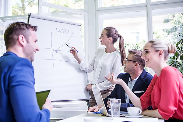 포토 JPG 서양인 여자 남자 커피 비즈니스 탁자 회의 실내 서기 웃음 앉기 여러명 상반신 20대 성인 옆모습 비즈니스라이프 노트북 직장인 프레젠테이션 국내포토 외국인 직업 라이프스타일 음료 뷰포인트 가구 다수 모션 표정 사람 청년 내부 전자제품 파일형식