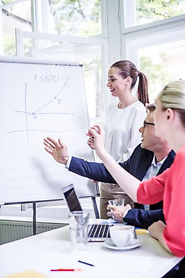 포토 JPG 서양인 여자 남자 커피 비즈니스 탁자 회의 실내 서기 앉기 상반신 20대 성인 옆모습 세명 비즈니스라이프 노트북 직장인 프레젠테이션 국내포토 외국인 직업 라이프스타일 음료 뷰포인트 가구 모션 사람 청년 내부 전자제품 파일형식