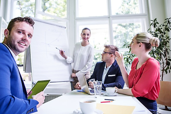 포토 JPG 서양인 여자 남자 커피 비즈니스 탁자 회의 실내 서기 웃음 앉기 여러명 상반신 20대 성인 옆모습 비즈니스라이프 노트북 태블릿 직장인 프레젠테이션 국내포토 외국인 직업 라이프스타일 음료 뷰포인트 가구 다수 모션 표정 사람 청년 내부 전자제품 스마트기기 파일형식
