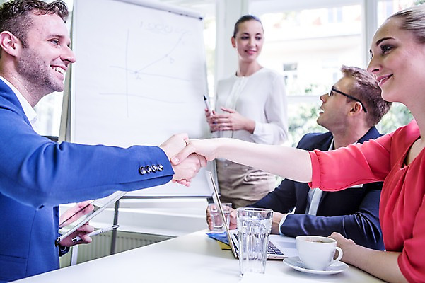 포토 JPG 서양인 여자 남자 커피 비즈니스 탁자 회의 악수 실내 서기 웃음 앉기 여러명 상반신 20대 성인 옆모습 비즈니스라이프 노트북 태블릿 마주보기 직장인 프레젠테이션 국내포토 외국인 직업 라이프스타일 음료 뷰포인트 가구 다수 모션 표정 사람 손짓 청년 내부 전자제품 스마트기기 파일형식
