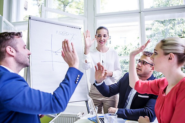 포토 JPG 서양인 여자 남자 비즈니스 탁자 회의 실내 서기 웃음 앉기 여러명 상반신 20대 성인 옆모습 비즈니스라이프 노트북 파이팅 직장인 프레젠테이션 하이파이브 국내포토 외국인 직업 라이프스타일 뷰포인트 가구 다수 모션 표정 사람 손짓 청년 내부 전자제품 파일형식