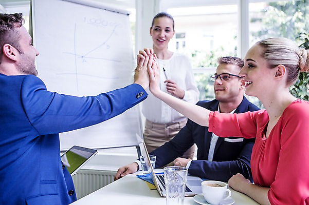 포토 JPG 서양인 여자 남자 커피 비즈니스 탁자 회의 실내 서기 웃음 앉기 여러명 상반신 20대 성인 옆모습 비즈니스라이프 노트북 태블릿 파이팅 직장인 프레젠테이션 하이파이브 국내포토 외국인 직업 라이프스타일 음료 뷰포인트 가구 다수 모션 표정 사람 손짓 청년 내부 전자제품 스마트기기 파일형식