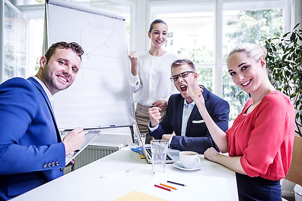 포토 JPG 서양인 여자 남자 커피 비즈니스 탁자 회의 실내 서기 웃음 앉기 여러명 상반신 20대 성인 옆모습 비즈니스라이프 노트북 태블릿 펜 파이팅 직장인 프레젠테이션 국내포토 외국인 직업 라이프스타일 음료 뷰포인트 가구 다수 모션 표정 사람 청년 내부 전자제품 스마트기기 필기구 파일형식