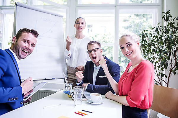 포토 JPG 서양인 여자 남자 커피 비즈니스 탁자 회의 실내 서기 웃음 앉기 여러명 상반신 20대 성인 옆모습 비즈니스라이프 노트북 태블릿 펜 파이팅 직장인 프레젠테이션 국내포토 외국인 직업 라이프스타일 음료 뷰포인트 가구 다수 모션 표정 사람 청년 내부 전자제품 스마트기기 필기구 파일형식