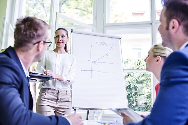 포토 JPG 서양인 여자 남자 비즈니스 회의 실내 여러명 상반신 20대 성인 비즈니스라이프 노트북 태블릿 직장인 프레젠테이션 국내포토 외국인 직업 라이프스타일 다수 사람 청년 내부 전자제품 스마트기기 파일형식