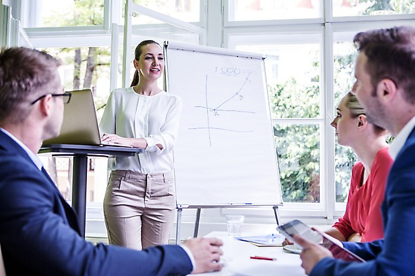 포토 JPG 서양인 여자 남자 비즈니스 회의 실내 여러명 상반신 20대 성인 비즈니스라이프 노트북 태블릿 직장인 프레젠테이션 국내포토 외국인 직업 라이프스타일 다수 사람 청년 내부 전자제품 스마트기기 파일형식