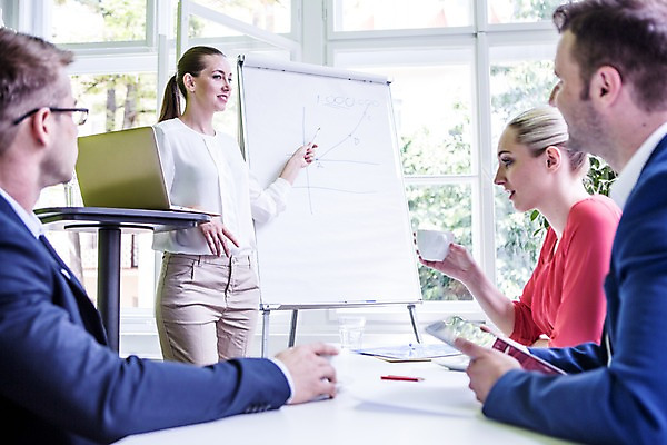 포토 JPG 서양인 여자 남자 비즈니스 회의 실내 여러명 상반신 20대 성인 비즈니스라이프 노트북 태블릿 직장인 프레젠테이션 국내포토 외국인 직업 라이프스타일 다수 사람 청년 내부 전자제품 스마트기기 파일형식