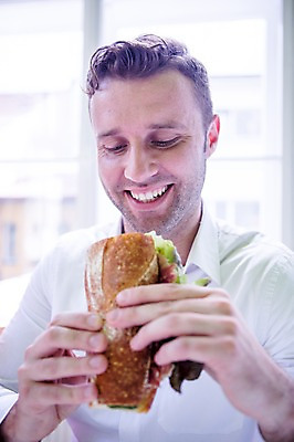 포토 JPG 서양인 남자 비즈니스 휴식 실내 샌드위치 한명 웃음 상반신 20대 성인 비즈니스라이프 직장인 간식시간 국내포토 외국인 직업 1 라이프스타일 음식 컨셉 표정 사람 청년 내부 파일형식